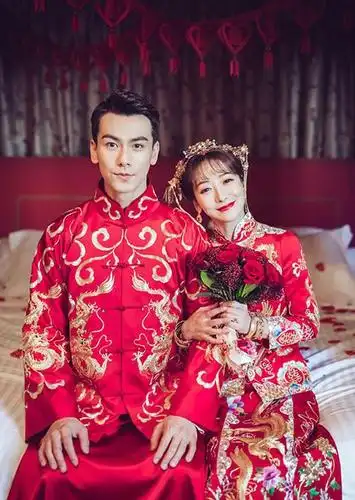 明星们身穿中式新娘礼服的定妆照美翻天,结婚还是要拍一次中式的