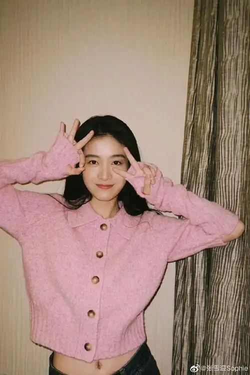 张雪迎晒美照透露阳康后瘦了穿短款上衣秀出小蛮腰