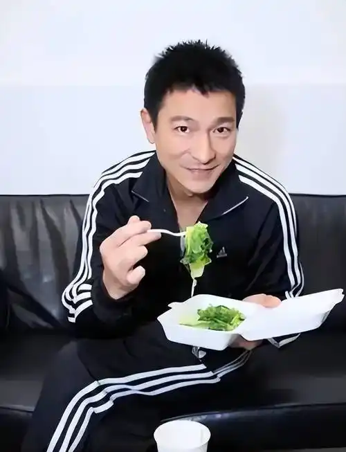 62岁刘德华晒一日三餐,网友:太狠了,看起来像40岁