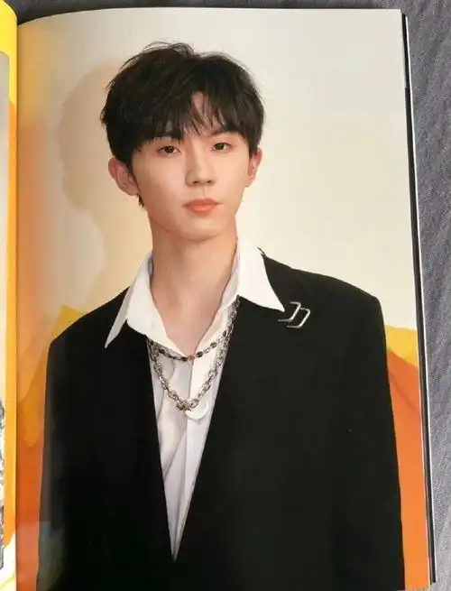 马嘉祺全员加速中#哪个好人扫描一下pb内页特别是金丝框眼镜的!