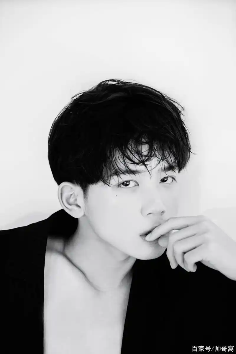 组图:黑白系型男写真照,完美到没有一点瑕疵的颜值,气质非凡!