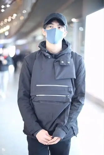 宋威龙穿黑色休闲装口罩遮面难掩帅气 获迷妹跟拍笑容可爱帅气