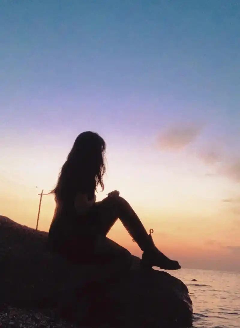 凌晨一个人坐在礁石上看海,听风,发呆.#海边日出 - 抖音