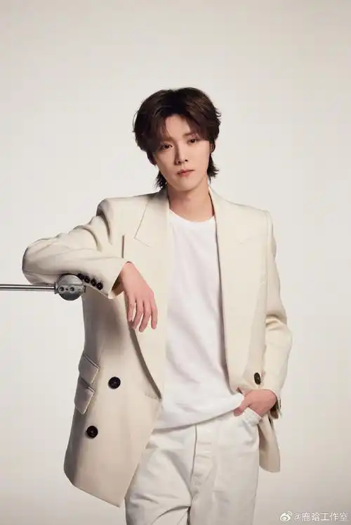 鹿晗超话今日份福利彩蛋掉落!#全世界最帅的老板#工作侧拍花絮已上新!