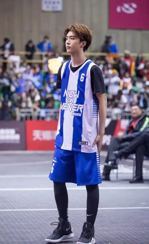 今年19岁的范丞丞有着183cm的身高和66kg的完美身材比,简直是让人羡慕