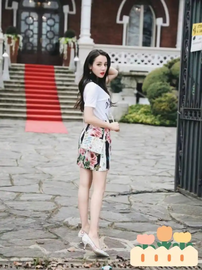 迪丽热巴米兰气质街拍 迪丽热巴在米兰街头拍摄的时尚街拍,展现出她