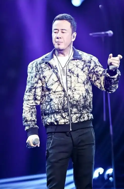 这次51岁的杨坤活成了一个笑话