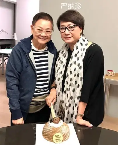 邓光荣妻子罕露面,保养得宜气质高雅出众,将2个女儿