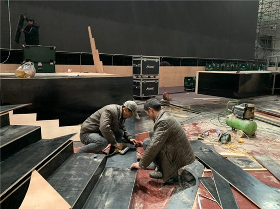 回馈家乡的周商大会国际时装秀舞台正在搭建中,据正在施工的工人介绍