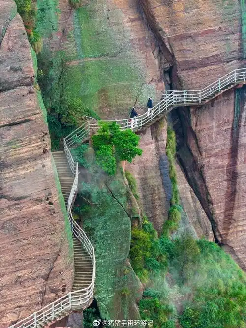 江西龟峰    提起江西,我的第一反应是名山很多!