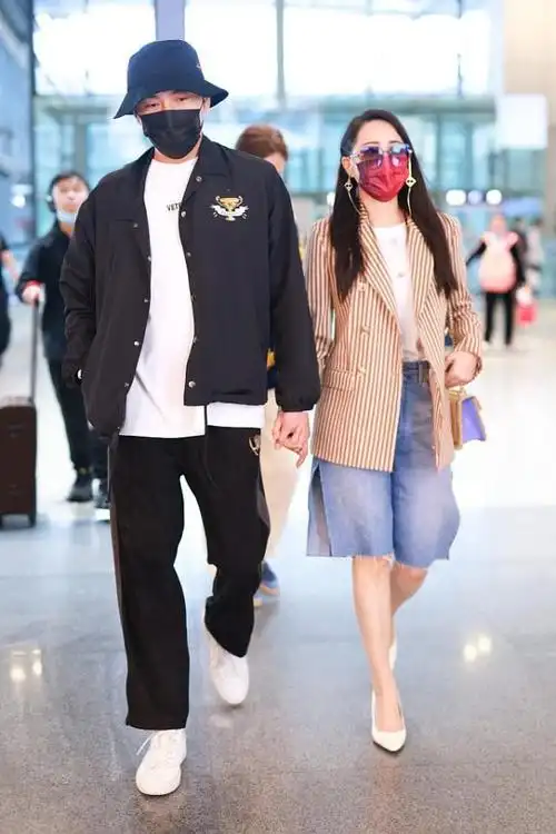 伊能静和老公同框也不扮嫩黑白拼接裙挺高级腰间橘色花挺吸睛