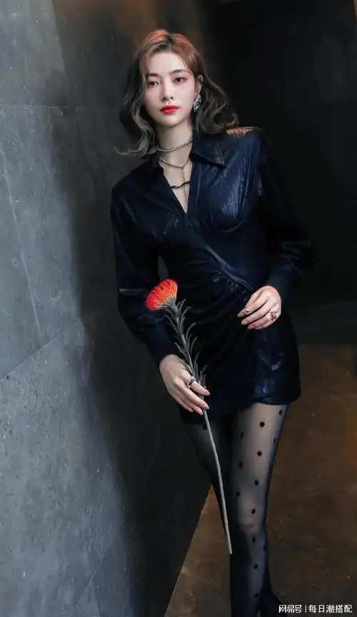 穿丝袜高跟鞋美丽迷人的许佳琪