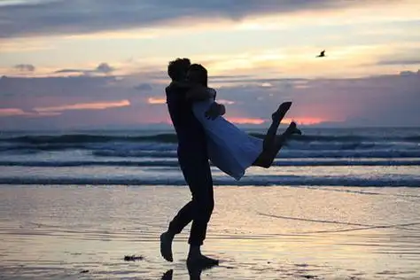 秀恩爱情侣图片_温馨浪漫的情侣