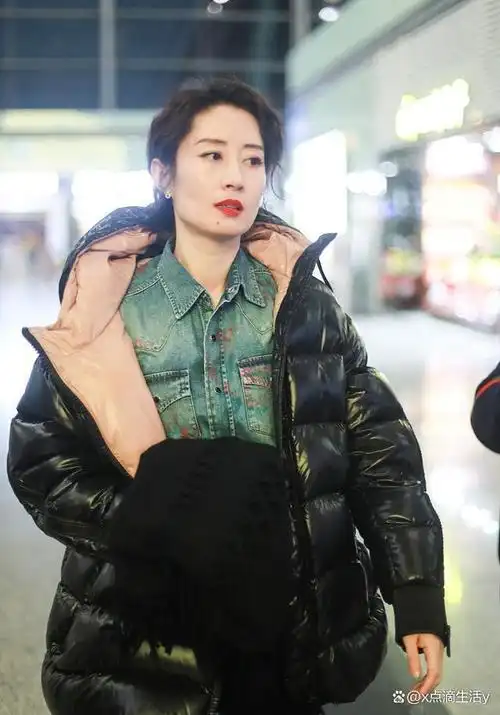 43岁刘敏涛终于"长脸"!化浓妆穿羽绒服自信走机场,人美气质佳