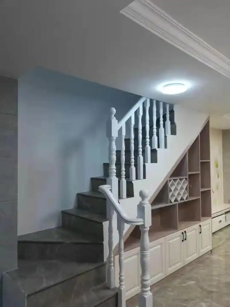 楼梯也是灰色调的,搭配白色扶手,效果也还蛮不错的呢~大家觉得~