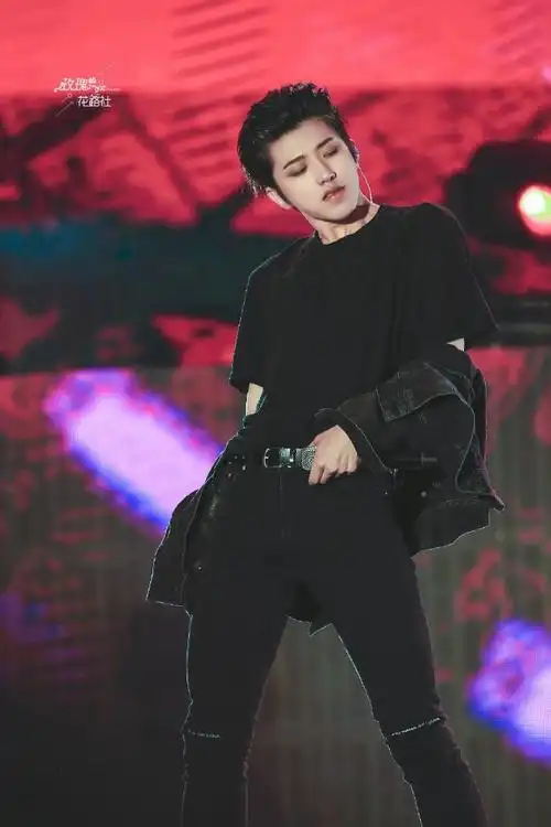 粉喜欢的顶胯 眼神杀 喉结 锁骨 腿 等 )天不怕地不怕,就怕蔡徐坤顶胯