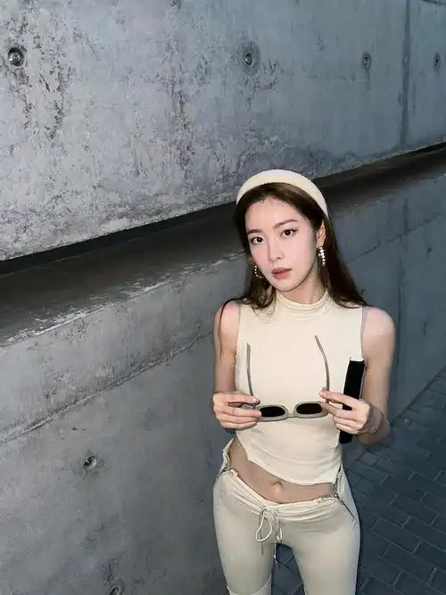 1/ 9赵尧珂身穿无袖背心搭配同色紧身裤,纯欲风格