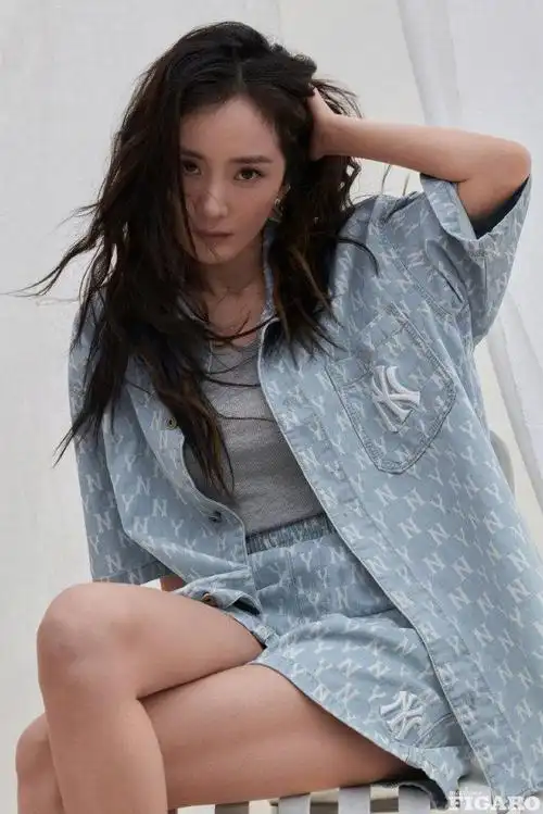 杨幂久违登大刊照样赢了不穿高定玩转夏日穿搭性感身材随便秀