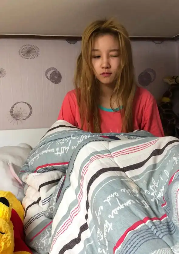 宋雨琦的纯素颜照片曝光皮肤暗淡发黄网友抱歉认错人了