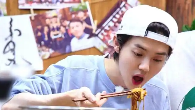 明星吃饭太豪迈:鹿晗吃炸酱面加一勺辣椒配菜,哧溜一大口真香