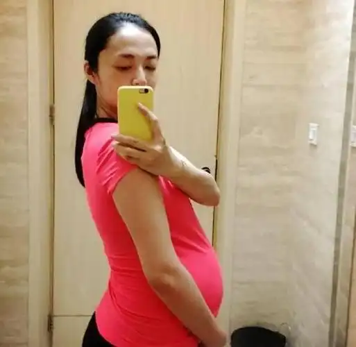 "人间芭比"吉娜怀孕6个月,腰围仅53公分,比超模还细十厘米