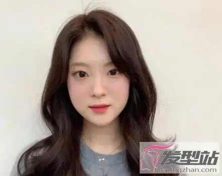 八字刘海内卷还是反卷 怎么自己吹八字刘海_发型站_最新流行发型设计