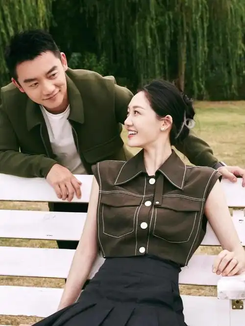 3年2胎后的苗苗与郑凯同框穿背心半身裙短靴时髦洋气又减龄