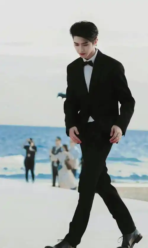 这几位告诉你什么是视觉盛宴_王俊凯_西装_肖战