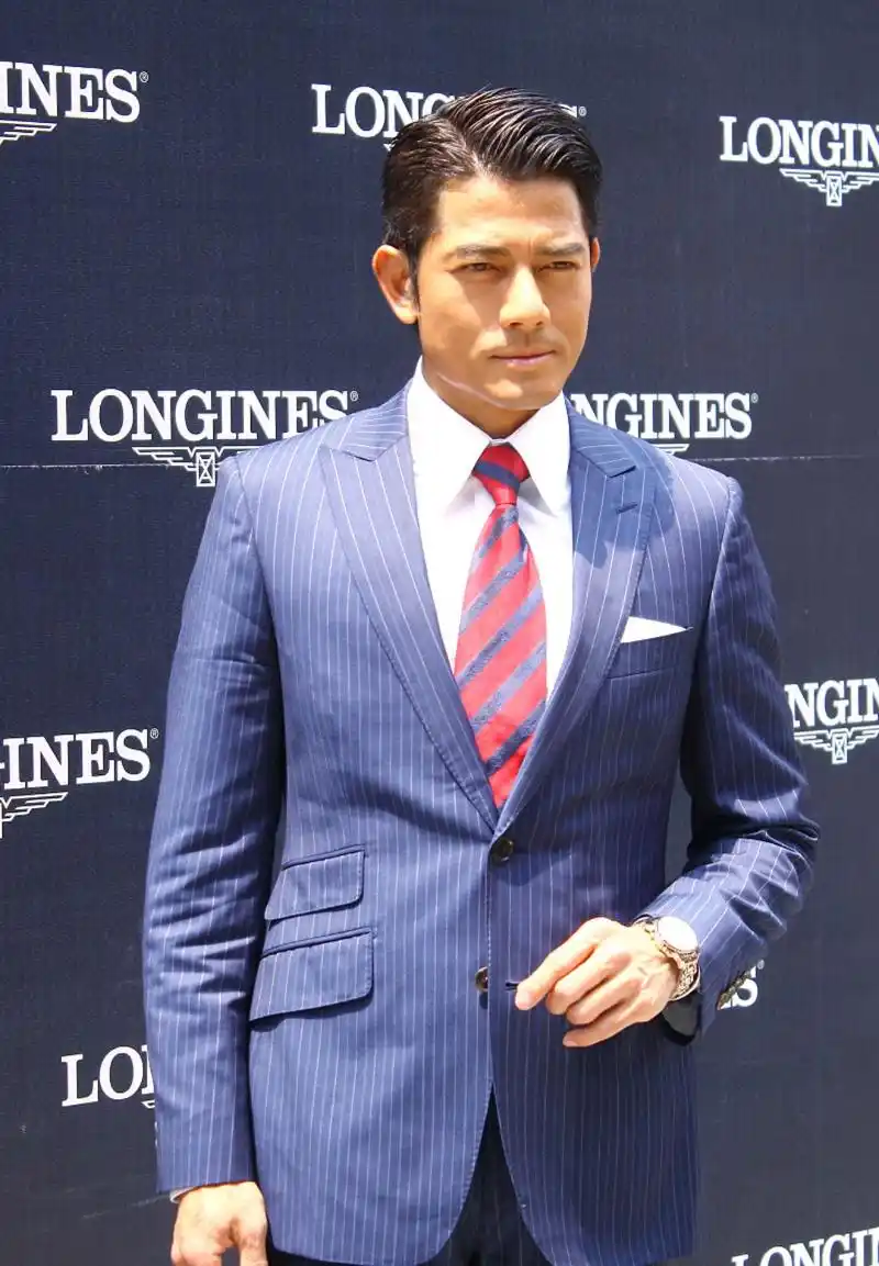 男歌星郭富城花2000万买法拉利跑车,他的生活真的很幸福