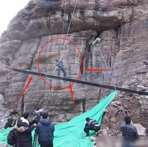 谁说流量艺人不敬业邓伦亲自上阵在悬崖吊威亚想不火都难