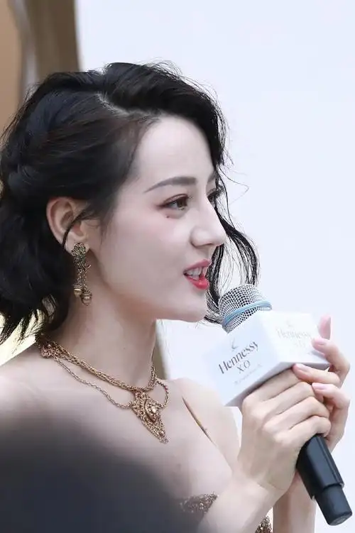 迪丽热巴短发侧颜好美