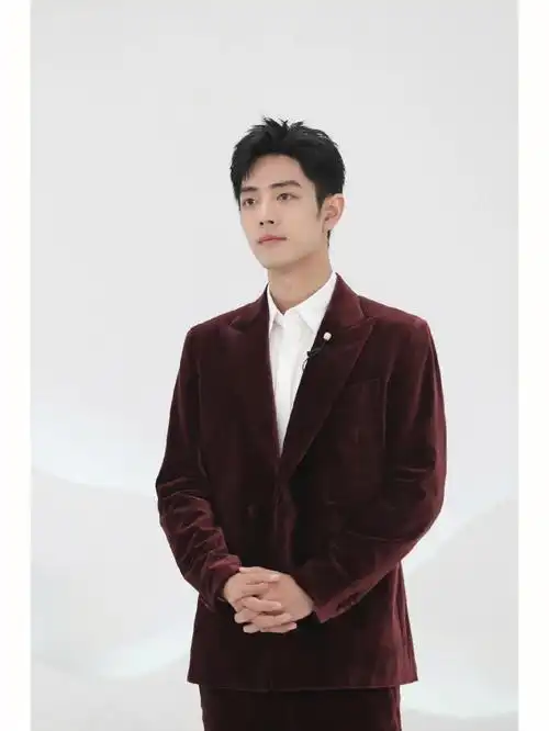 肖战78酒红色西装造型矜贵帅气