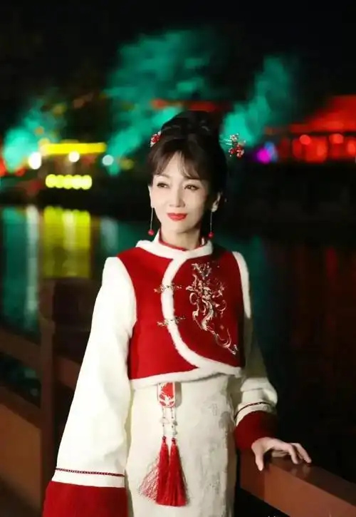 71岁赵雅芝情人节晒美照网友惊叹岁月不败美人