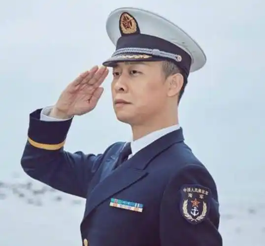 虽然外表朴实,但是穿上军装的那一刻,张译就像变了一个人,气场立刻