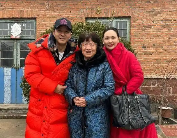 明星回老家探亲有人接地气有人一身大牌杨超越配文笑死我了