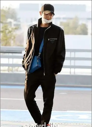 朴灿烈街拍:prada夹克搭配蓝色挎包成熟潇洒