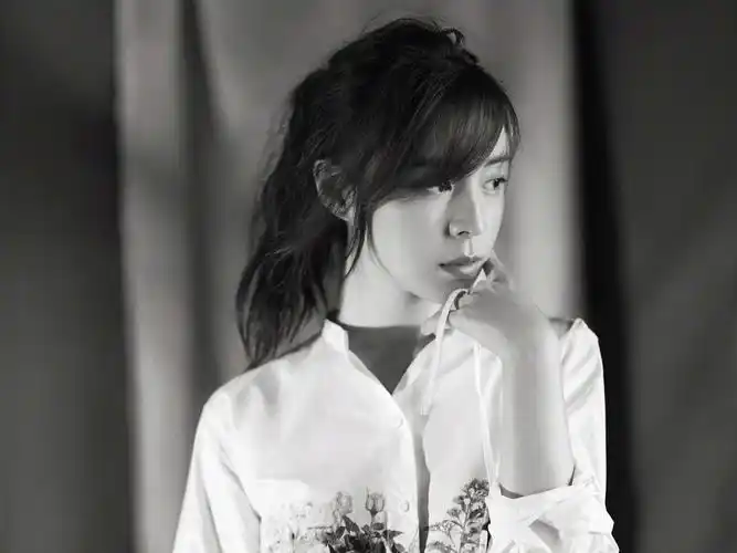 冻龄女神张静初透视薄纱长裙高清壁纸