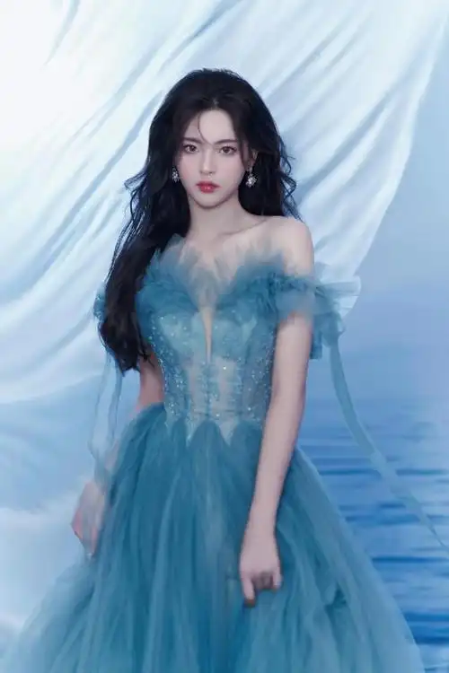 杨超越穿白色斜肩礼服裙宛若美神降临皮肤白嫩大秀曲线