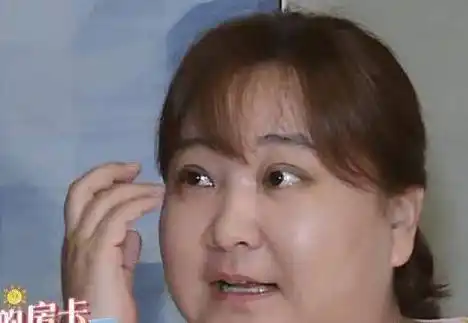 沈梦辰素颜的时候皮肤非常黑,而热巴和贾玲看起来好像没有什么太大的