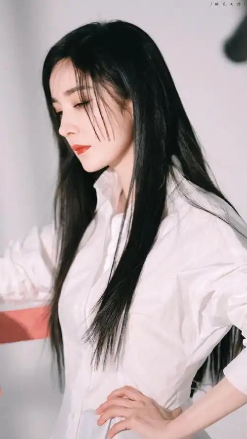 杨幂黑长直造型好温柔