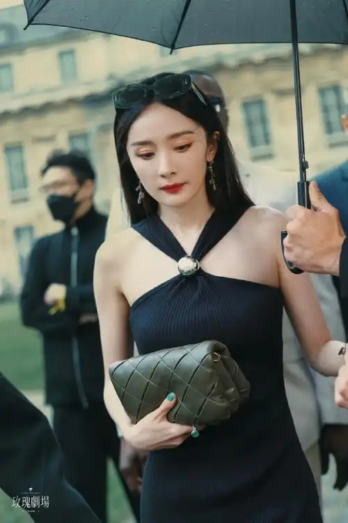 杨幂法国街头漫步##杨幂loewe罗意威全球品牌代言人