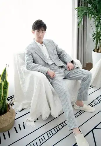 季肖冰白色着装,有种酷酷的感觉,还带有几分文艺与清新