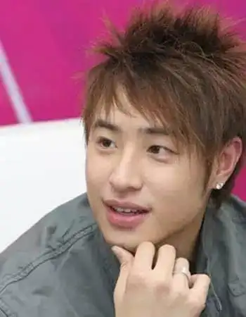 又火了一把的37岁的潘玮柏也是台湾不老男神的一员,早期的潘帅梳着非