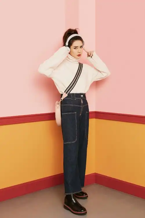 戚薇低领衬衣配短裤,全身黑色变霸道女总裁,肤色白到能"反光"