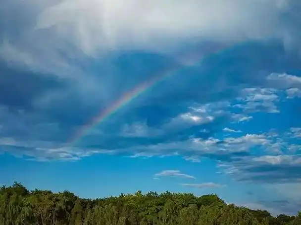 6月11日傍晚,雨后天空出现了美丽的彩虹.