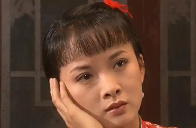 大宅门里的李香秀一个抱狗的丫头凭什么这么拽