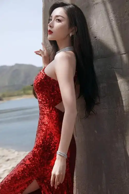 身穿浅粉配上浅绿色低胸蛋糕裙的她相当漂亮,尽显女神气质.