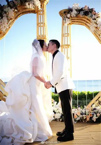 张柏芝晒练瑜伽照,穿露脐背心秀曲线,一双美腿修长抢镜