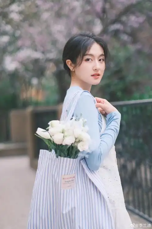 李兰迪穿清新小白裙 清纯甜美温柔娴静