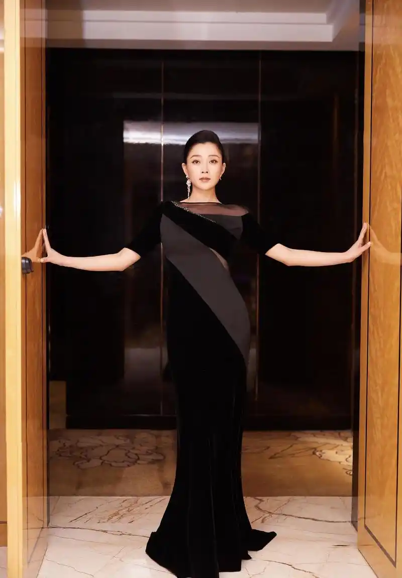 殷桃身材满分!穿一袭灰色旗袍出席活动凹凸有致,到哪都是焦点